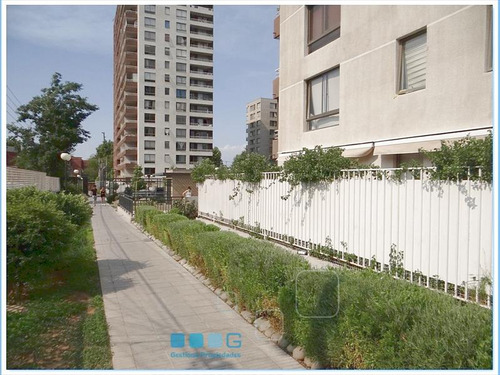 Metro El Parron / Fdez. Albano / Alejandro Vial