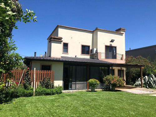 Hermosa Casa De 6 Ambientes En Campo Grande Con Pileta