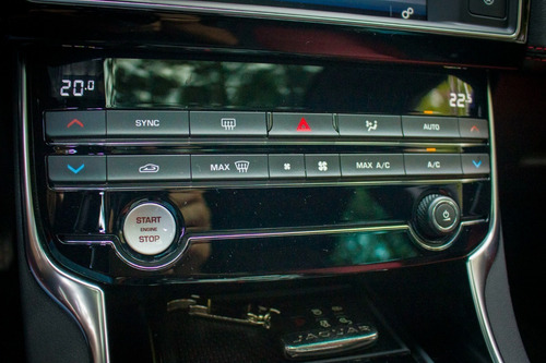 Imagem 13 de 15 de Jaguar Xe R-sport P250 2.0 Turbo 2018