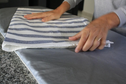 Imagen 4 de 10 de Tabla De Planchar De Mesada Höllsen Pleglable Y Aluminizada