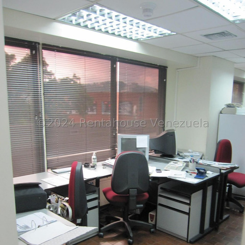 En Venta Ilumanada Y Centrica Oficina - Urb. Chacao.