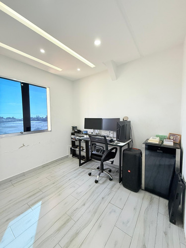 Lujoso Town House/ C.r Costanera Village, Nueva Barcelona