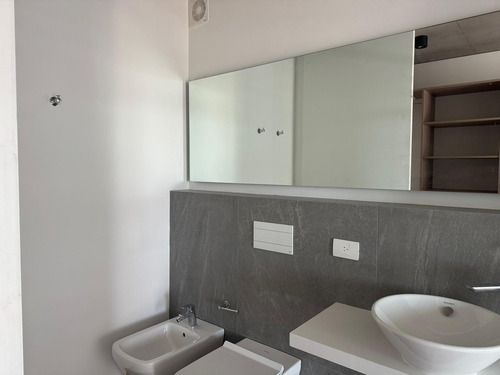 Departamento 2 Ambientes Amplios Con Posibilidad De División Piso Alto En Quartier Del Bajo