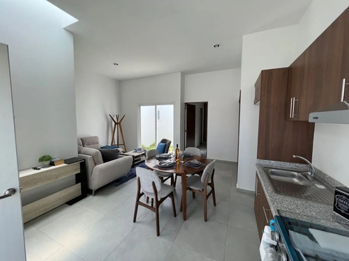 Casa De Una Planta En Zona Desarrollo San Pablo, Paseo De Creta, Muy Bonita!