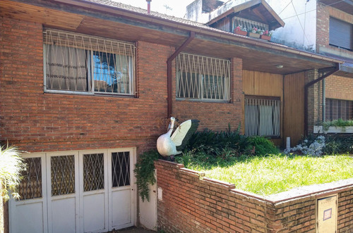 Lindo Chalet Dos Plantas E Dorm Y Play O Cuarto Dormitorio Garaje Para Tres Autos Jardín Con Parrilla