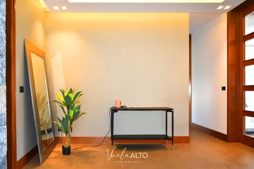Departamento En Venta De 4 Dorm. En Lo Barnechea / 3 Estac.
