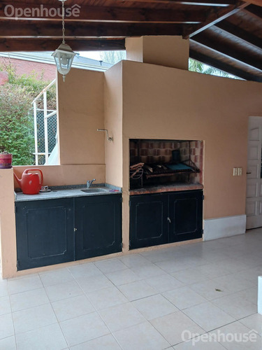 Casa En Venta En Barrio Los Jazmines Con Piscina