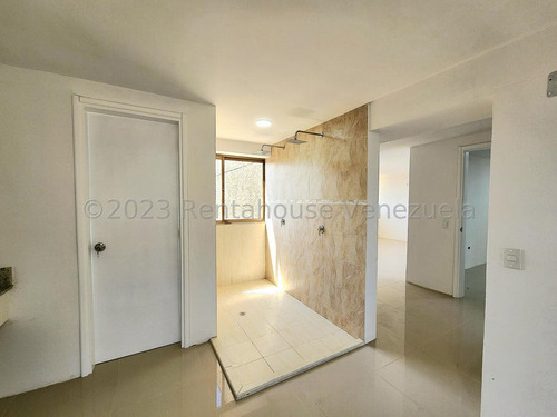 Apartamento Penthouse Dúplex Remodelado 295 M² 4h, 7b, 3p, Residencia Geminis En Calle Cerrada En Venta En Los Samanes Avenida 3 Caracas