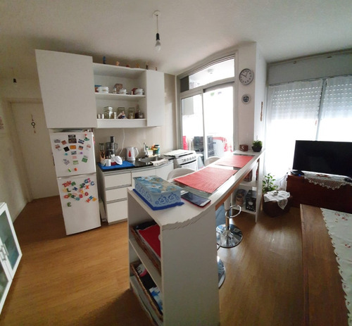 Imagen 3 de 9 de -apartamento De Un Dormitorio, Con Patio, Tres Cruces.