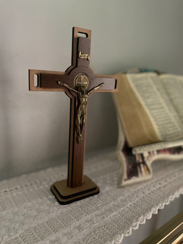 Crucifixo Parede São Bento Madeira Metal Cruz C Suporte 27cm Cor Marrom