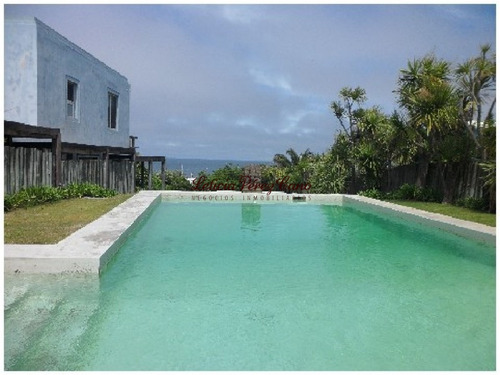 Venta Casa En El Chorro, 5 Dormitorios Hermosa Vista Al Mar - Ref: 16511