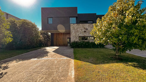 Casa En Venta En Arenas Del Sur, Mar Del Plata.