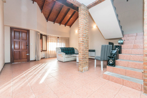 Chalet 2 Plantas Con Jardin Y Quincho