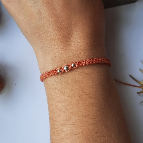 Color Coral. Pulsera Macramé Con Cuentas De Plata.