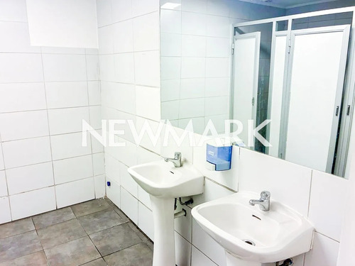 Amplia Propiedad Comercial En Arriendo