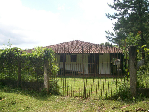 Casa Com 02 Suites, 01 Quarto, 03 Banheiros