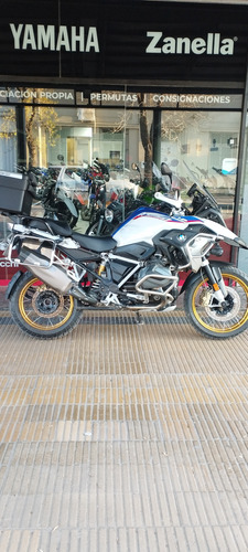 Inmaculada, Muchos Accesorios, Akrapovic