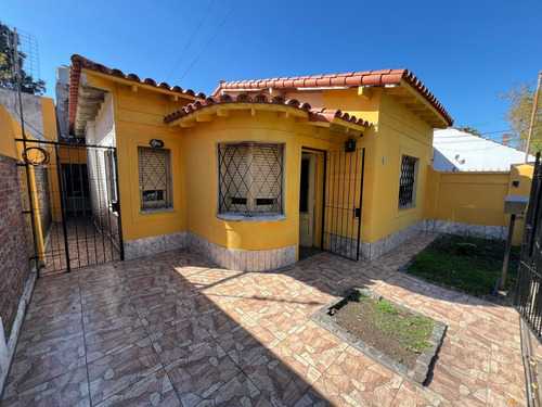 Casa 3 Amb Con Cochera Descubierta Y Parque. Muy Buena Ubicacion: Carlos Casares 118, Temperley