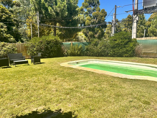 Venta De Casa De 2 Dormitorios En Pinar Sur A Una Cuadra Del Mar.