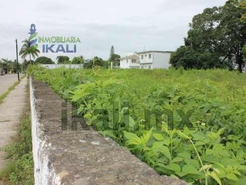 Rento Terreno Tuxpan Veracruz, Tiene 2 Esquinas Y Esta Ubicado Entre Las Calles Gutiérrez Zamora, General Silva Y Maximino Guzmán En Santiago De La Peña,es Un Terreno De 2,350 M² Bardeado, Cuenta Con