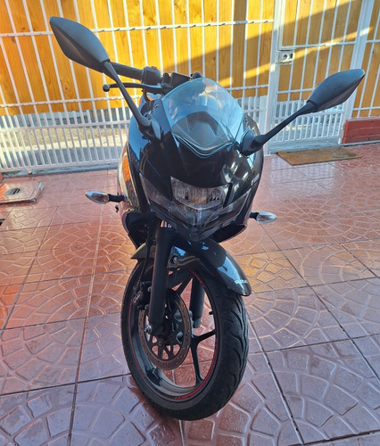 Suzuki Gixxer, Color Negro, Detalles Esteticos Minimos