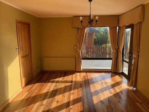 Casa En Venta De 5 Dorm. En Puerto Varas
