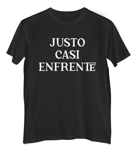 Remera Hombre Color Frase Justo Casi Enfrente