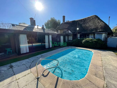 Casa De 4 Dormitorios Y 3 Baños Con Piscina En La Floresta