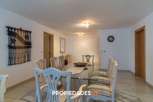 Apartamento De 3 Dormitorios En Playa Brava, Primera Linea