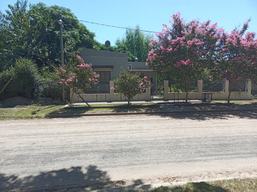 Casa Quinta Con Pileta Frente A La Plaza En Mechita.bragado