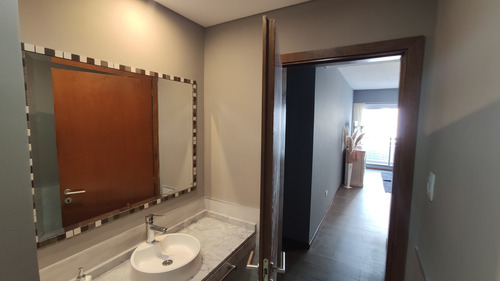 Imagen 9 de 27 de Hermoso Departamento De Categoria ,con Muy Lindas Vistas Al Rio Y A La Ciudad. Seguridad 24hs. Cochera Cub, Piscina, Gym, Laundry, Sum, Parrillas, Sauna, Jacuzzi, Cocheras Cortesía. Apto Profesional.