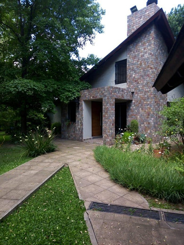 Chalet De Dos Plantas. Excelente Ubicación.