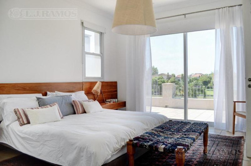 Casa A La Laguna Central Con 3 Dormitorios En Venta En Santa Barbara