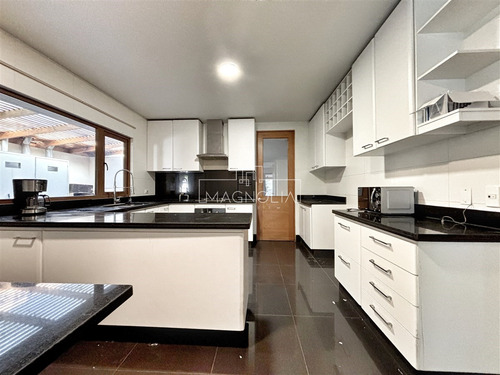 Casa En Venta De 6 Dorm. En Colina