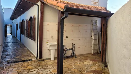 Vendo Casa Térrea Na Vila Das Graças Taubaté, Ótima Localização, 2 Quartos E 2 Vagas De Garagem Coberta, A 10 Minutos Do Centro A Pé.
