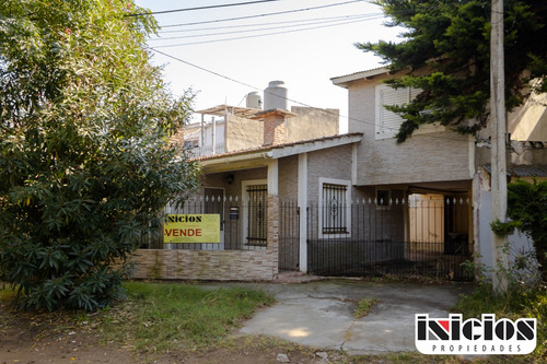 Casa Más Un Departamento Mar De Ajó: Sacconi Nº 695 E/ Rico Y Castelli - C334 