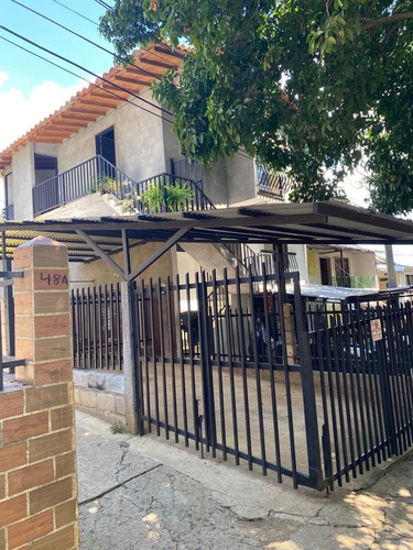 Casa De Tres Habitaciones+ Parqueadero Para Auto, Esquinera.