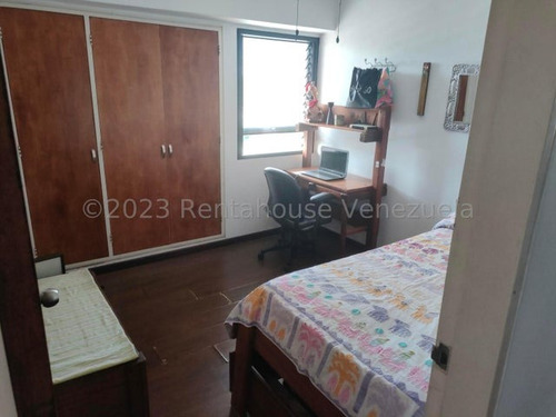 Apartamento En Venta En Los Chaguaramos. Yr242162. Apartamento 4hab 3 Baños, Maletero, Tanque De Agua; Muy Ventilado E Iluminado, Con Vista De 200 Grados Al Avila Y Panorámica De La Ciudad.