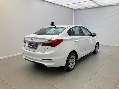 Imagem 5 de 10 de Hyundai Hb20s 2018 1.6 Comfort Plus Flex 4p