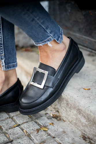 Imagen 2 de 3 de Mocasín Con Hebilla Cuero Vacuno Blaquè Mujer