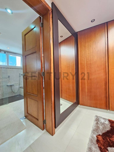 Casa En Venta Los Castores Totalmente Remodelada, Amoblada Acabados De Lujo.