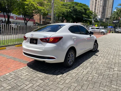 Mazda 2 Touring 1.5 sedan mecanico
