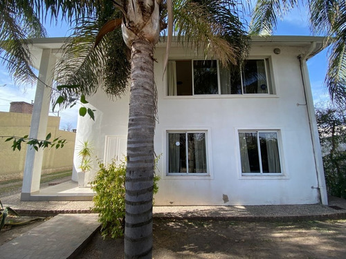 Imagen 2 de 15 de Importante Casa Villa Allende Golf - 5 Dorm / 2 En Planta Baja - 270 Cub Pileta Lavadero