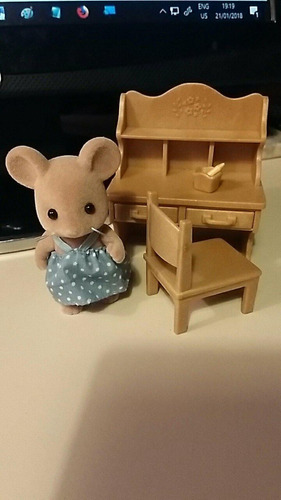 Sylvanian Families - Escrivaninha E Uma Ratinha