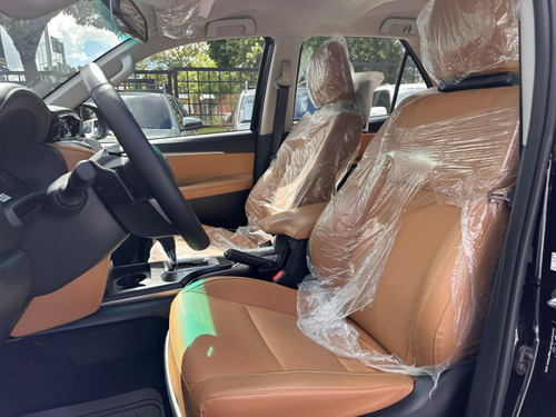 Imagen 10 de 10 de Toyota Fortuner Dubai Vx Negro 2023