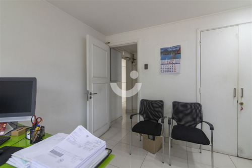 Casa En Venta De 4 Dorm. En Las Condes