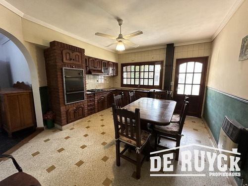 Chalet En Pleno Barrio Los Cedros