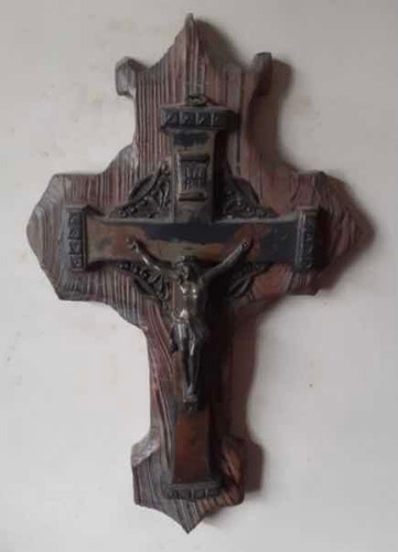 Crucifixo Em Bronze Sobre Cruz De Madeira Nobre
