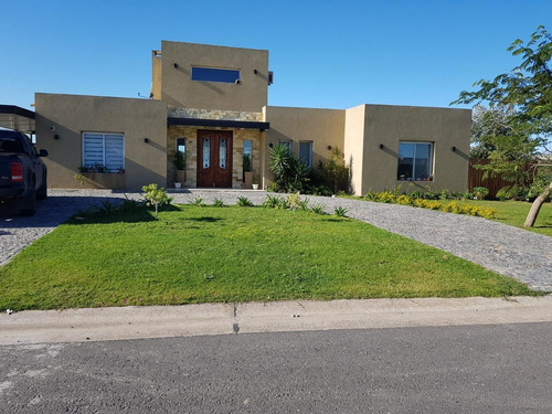 Imagen 3 de 25 de Casa En Venta Con Vista A La Laguna En Barrio San Sebastian, Pilar