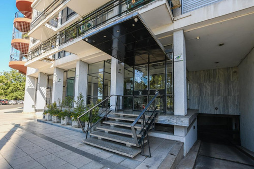 Imagen 2 de 23 de Departamento De 2 Dormitorios En Venta Con Cochera En El Centro De Rosario